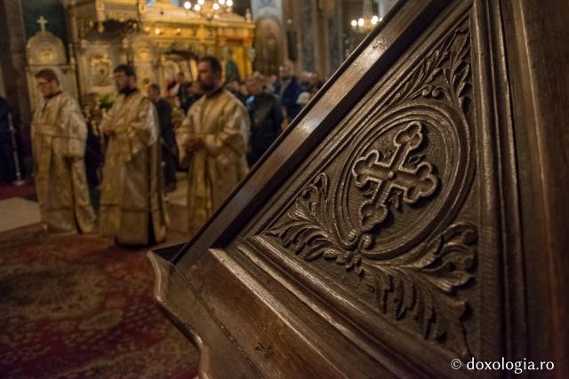 Liturghia de sâmbătă: rugăciune către Maica Domnului şi pomenirea celor adormiţi (galerie FOTO)