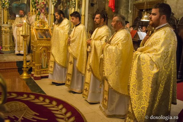 Mulţime de pelerini la Sfânta Liturghie (galerie FOTO)