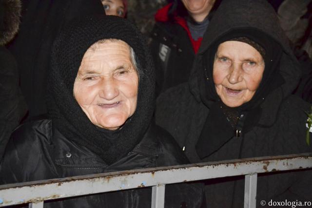 (Foto) Pelerini în așteptarea sărbătorii Sfintei Cuvioase Parascheva