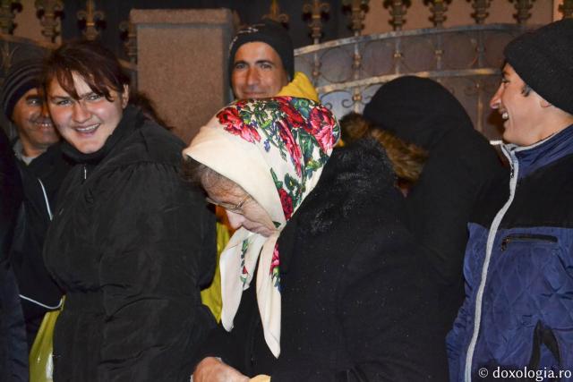 (Foto) Pelerini în așteptarea sărbătorii Sfintei Cuvioase Parascheva