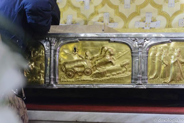 (Foto) Scenele din viața Sfântului Dimitrie cel Nou de pe racla sfintelor sale moaște