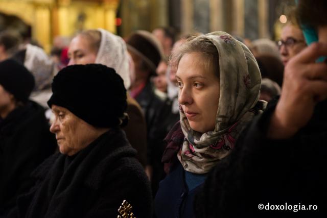 Comuniune întru Hristos, în cadrul Sfintei Liturghii, la Catedrala Mitropolitană din Iași (galerie FOTO)