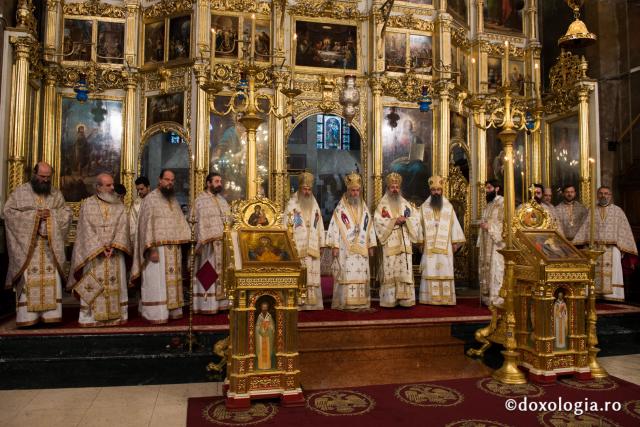 Comuniune întru Hristos, în cadrul Sfintei Liturghii, la Catedrala Mitropolitană din Iași (galerie FOTO)
