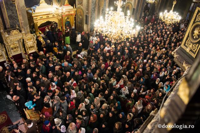 Comuniune întru Hristos, în cadrul Sfintei Liturghii, la Catedrala Mitropolitană din Iași (galerie FOTO)