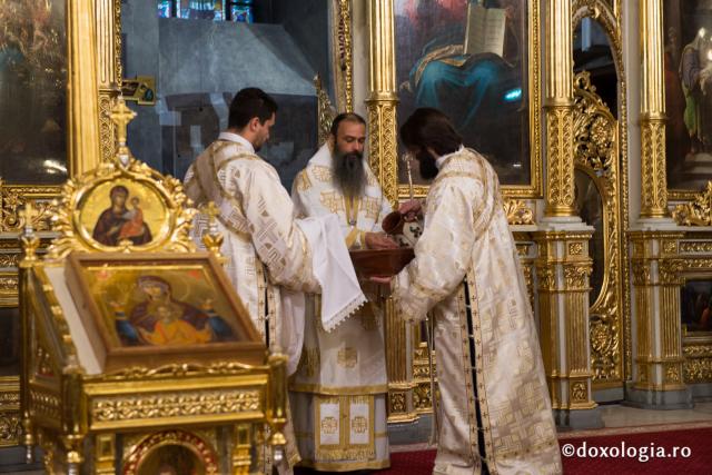 Comuniune întru Hristos, în cadrul Sfintei Liturghii, la Catedrala Mitropolitană din Iași (galerie FOTO)