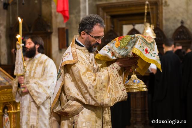 Comuniune întru Hristos, în cadrul Sfintei Liturghii, la Catedrala Mitropolitană din Iași (galerie FOTO)