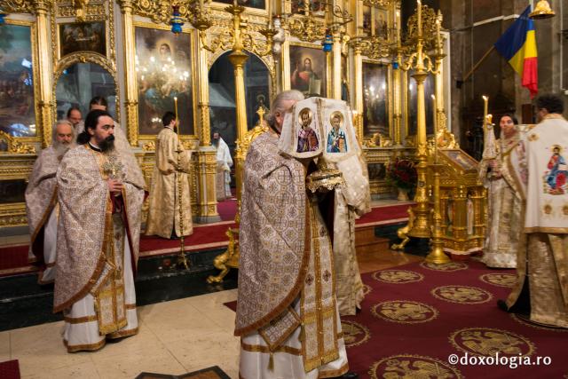 Comuniune întru Hristos, în cadrul Sfintei Liturghii, la Catedrala Mitropolitană din Iași (galerie FOTO)
