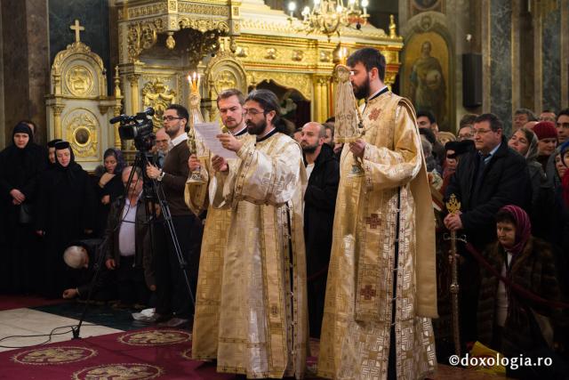Comuniune întru Hristos, în cadrul Sfintei Liturghii, la Catedrala Mitropolitană din Iași (galerie FOTO)