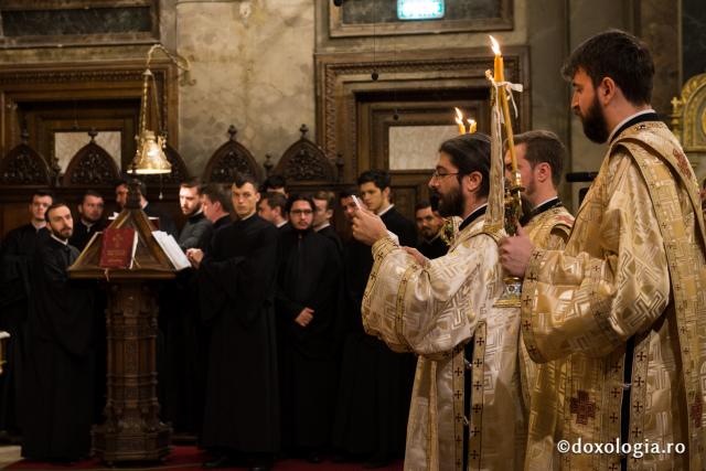 Comuniune întru Hristos, în cadrul Sfintei Liturghii, la Catedrala Mitropolitană din Iași (galerie FOTO)