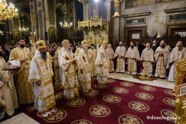 Comuniune întru Hristos, în cadrul Sfintei Liturghii, la Catedrala Mitropolitană din Iași (galerie FOTO)