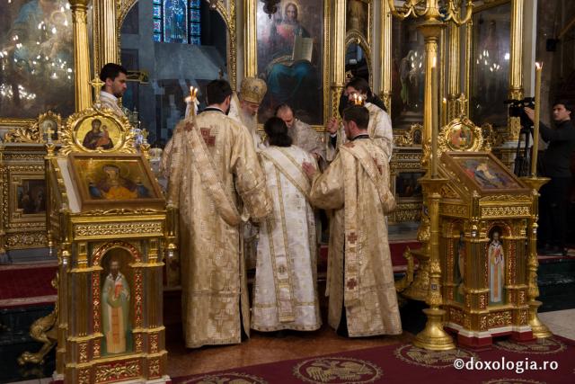 Comuniune întru Hristos, în cadrul Sfintei Liturghii, la Catedrala Mitropolitană din Iași (galerie FOTO)