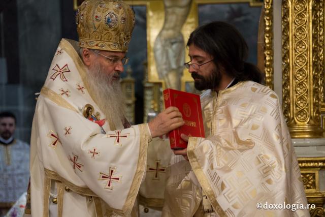 Comuniune întru Hristos, în cadrul Sfintei Liturghii, la Catedrala Mitropolitană din Iași (galerie FOTO)