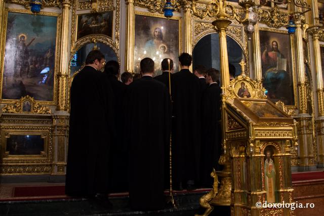 Comuniune întru Hristos, în cadrul Sfintei Liturghii, la Catedrala Mitropolitană din Iași (galerie FOTO)