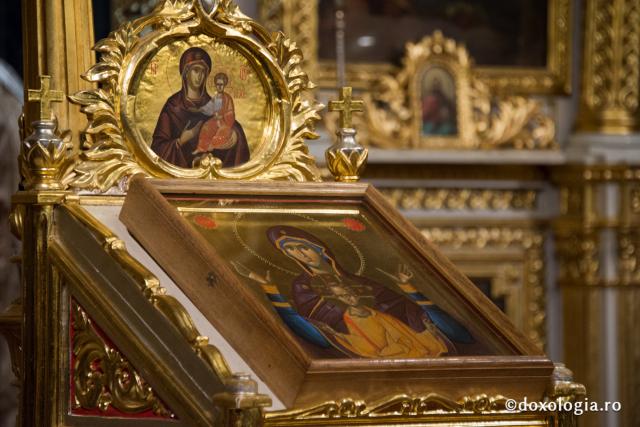 Comuniune întru Hristos, în cadrul Sfintei Liturghii, la Catedrala Mitropolitană din Iași (galerie FOTO)