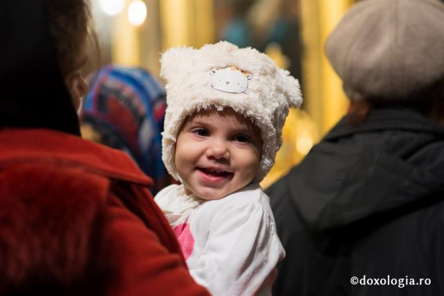 Comuniune întru Hristos, în cadrul Sfintei Liturghii, la Catedrala Mitropolitană din Iași (galerie FOTO)