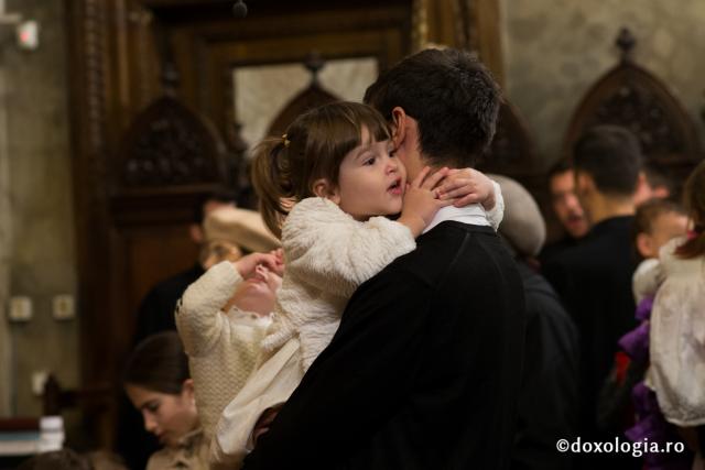 Comuniune întru Hristos, în cadrul Sfintei Liturghii, la Catedrala Mitropolitană din Iași (galerie FOTO)