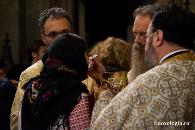 Comuniune întru Hristos, în cadrul Sfintei Liturghii, la Catedrala Mitropolitană din Iași (galerie FOTO)