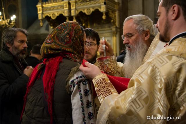 Comuniune întru Hristos, în cadrul Sfintei Liturghii, la Catedrala Mitropolitană din Iași (galerie FOTO)