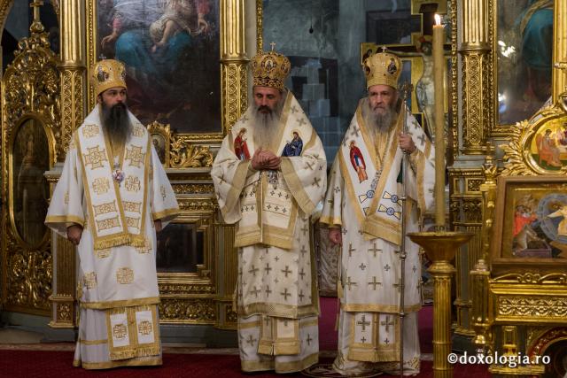 Comuniune întru Hristos, în cadrul Sfintei Liturghii, la Catedrala Mitropolitană din Iași (galerie FOTO)