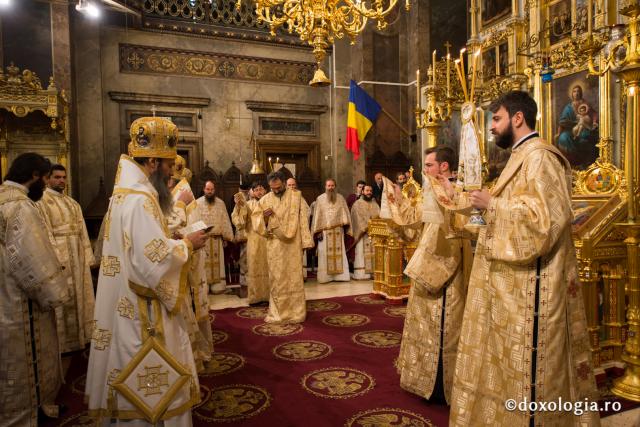 Comuniune întru Hristos, în cadrul Sfintei Liturghii, la Catedrala Mitropolitană din Iași (galerie FOTO)