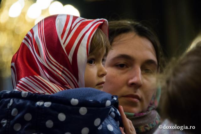 Comuniune întru Hristos, în cadrul Sfintei Liturghii, la Catedrala Mitropolitană din Iași (galerie FOTO)