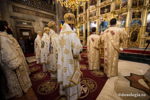 Comuniune întru Hristos, în cadrul Sfintei Liturghii, la Catedrala Mitropolitană din Iași (galerie FOTO)