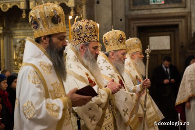 Comuniune întru Hristos, în cadrul Sfintei Liturghii, la Catedrala Mitropolitană din Iași (galerie FOTO)