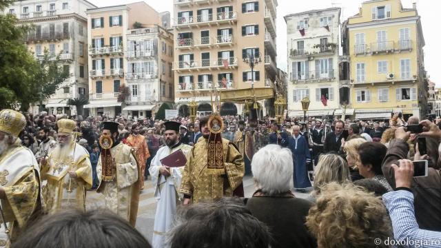Sfântul Spiridon purtat în procesiune, în picioare, în insula Corfu! (galerie FOTO)