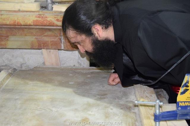 Lucrări de restaurare efectuate la Biserica Sfântului Mormânt din Ierusalim - descoperirea lespezii pe care a fost aşezat trupul Mântuitorului Iisus Hristos (galerie FOTO)