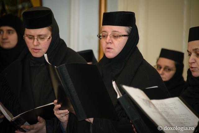Colindători la Reședința Mitropolitană 2016 - Corul maicilor de la mănăstirile Frumoasa, Galata și Copou