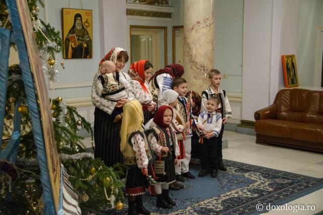 Colindători la Reședința Mitropolitană - Corul diaconilor de la Catedrala Mitropolitană, împreună cu soțiile și copiii lor