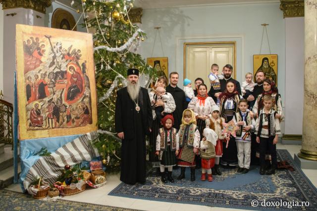 Colindători la Reședința Mitropolitană - Corul diaconilor de la Catedrala Mitropolitană, împreună cu soțiile și copiii lor