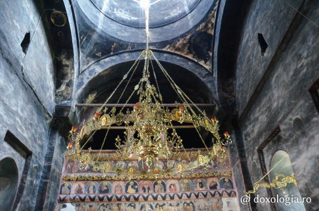 (Foto) Frumusețea Mănăstirii Aninoasa, fost depozit de CAP