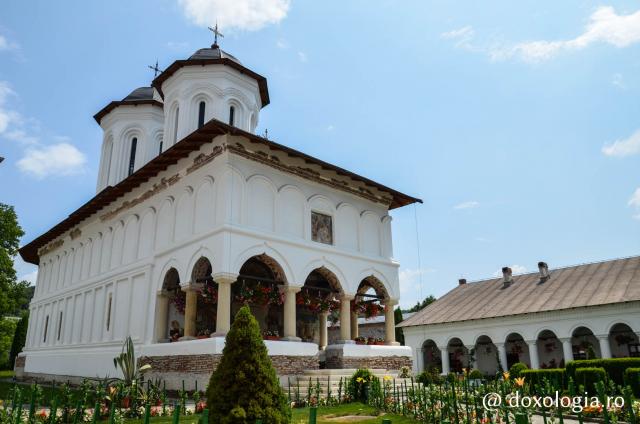 (Foto) Frumusețea Mănăstirii Aninoasa, fost depozit de CAP