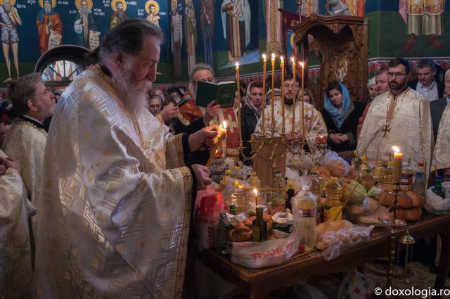 IPS Teofan la Taina Sfântului Maslu la Biserica Spitalului Socola (galerie FOTO)