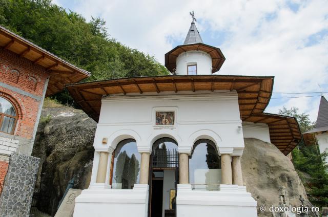 (Foto) Nămăiești - Mănăstirea dintr-o stâncă
