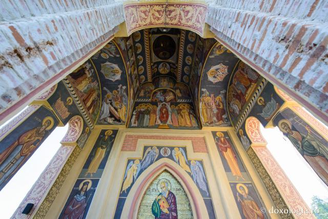 (Foto) Mănăstirea din poiana „Vlădicei”