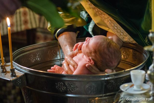 (Foto) Botezul, taina curățirii 