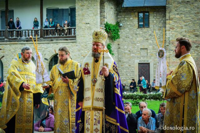 (Foto) Slujba Privegherii la hramul Mănăstirii Neamţ – 2017