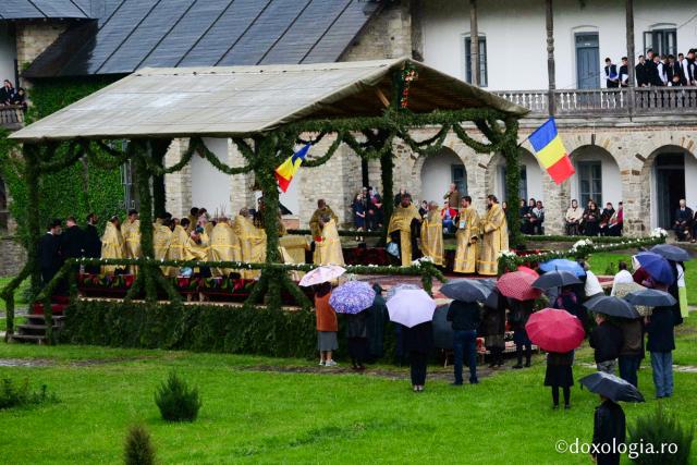 (Foto) Slujba Privegherii la hramul Mănăstirii Neamţ – 2017