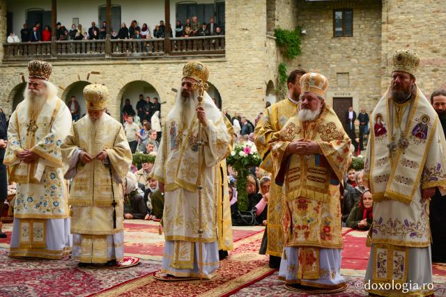 Sfânta Liturghie oficiată cu prilejul hramului Mănăstirii Neamț (galerie FOTO)