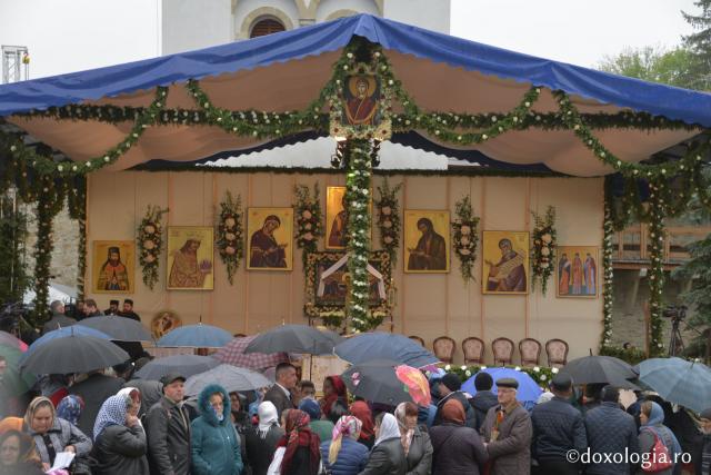 Sfânta Liturghie în ziua canonizării Sfinților Putneni - întâmpinarea ierarhilor (galerie FOTO)