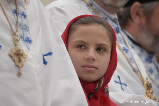 (Foto) Recunoștință pentru darul sfințeniei – chipuri în rugăciune