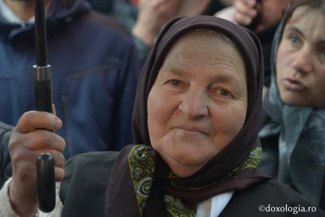 (Foto) Recunoștință pentru darul sfințeniei – chipuri în rugăciune