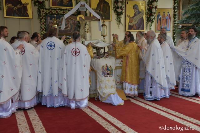 Sfânta Liturghie în ziua de prăznuire a Sfântului Mitropolit Iacob Putneanul (Galerie FOTO)