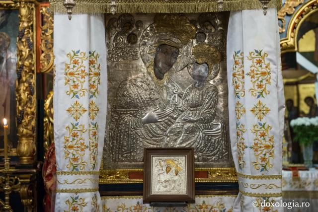 Icoana „Maica Domnului cu Pruncul” de la Mănăstirea Putna (galerie FOTO)