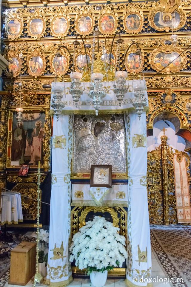 Icoana „Maica Domnului cu Pruncul” de la Mănăstirea Putna (galerie FOTO)