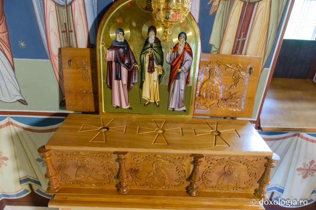 (Foto) Moaștele Sfinților Cuvioși Sila, Paisie și Natan de la Sihăstria Putnei