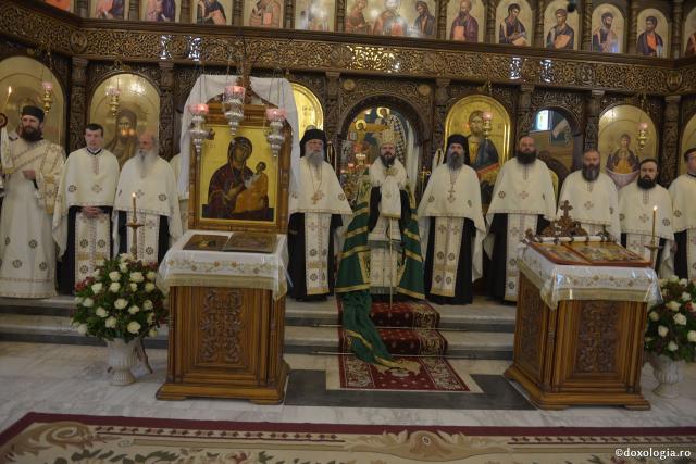 (Foto) Priveghere în cinstea Sfinților Sila, Paisie și Natan – Mănăstirea Sihăstria Putnei