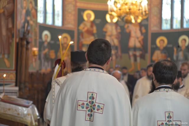 (Foto) Priveghere în cinstea Sfinților Sila, Paisie și Natan – Mănăstirea Sihăstria Putnei
